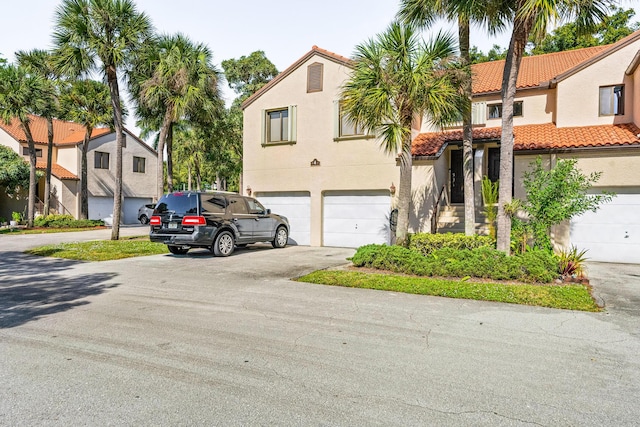 view of front facade featuring a garage