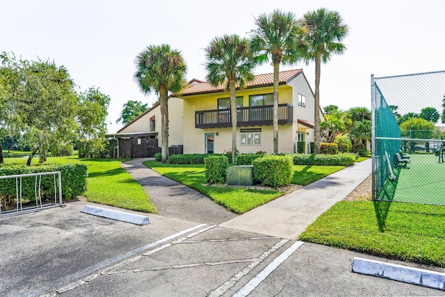 view of front of home featuring a front lawn