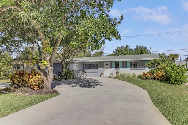 single story home featuring a front lawn