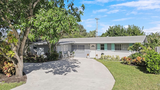 single story home featuring a front lawn