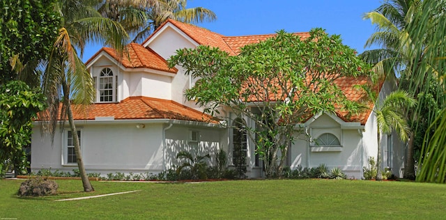 view of front facade featuring a front yard