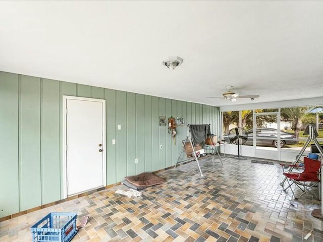 sunroom with ceiling fan