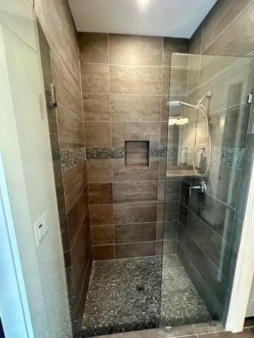 bathroom featuring a tile shower