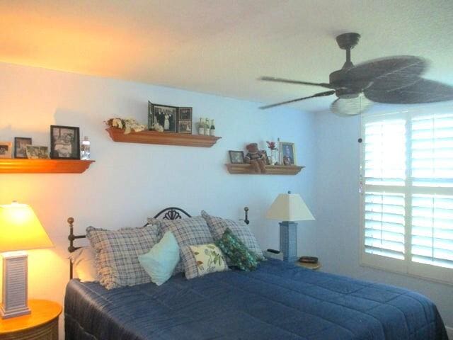 bedroom featuring ceiling fan