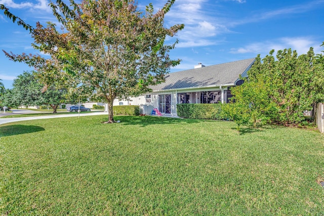 view of front of property featuring a front yard