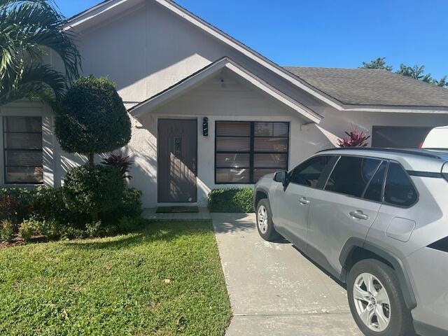 view of front facade with a front yard