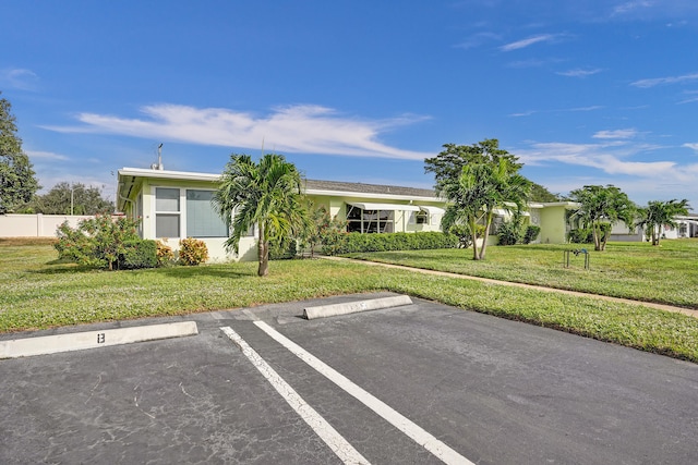 view of front of property featuring a front lawn