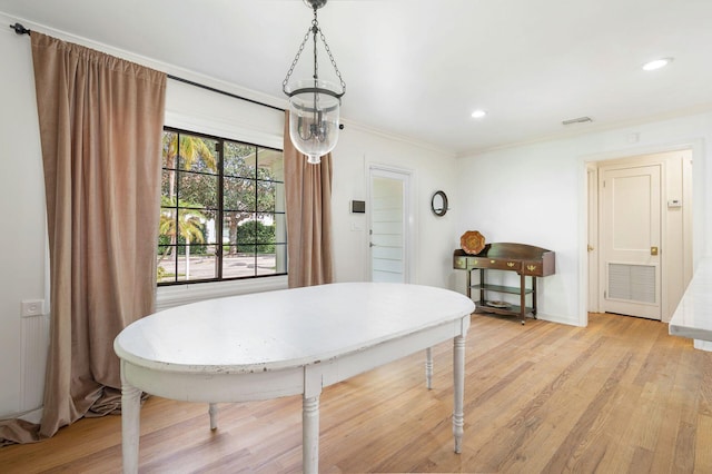 dining room featuring light hardwood / wood-style floors and ornamental molding