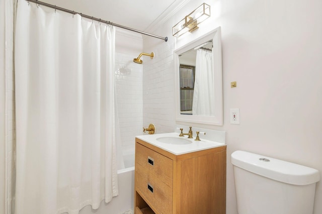 full bathroom featuring shower / bath combo with shower curtain, toilet, sink, and ornamental molding