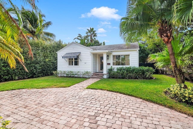 view of front of property featuring a front lawn