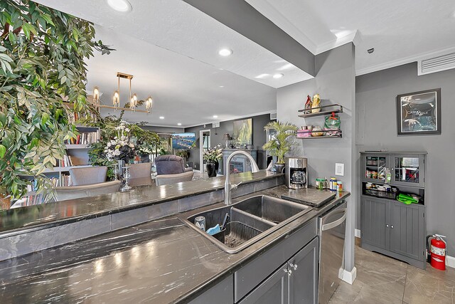 kitchen with sink, stainless steel appliances, tasteful backsplash, crown molding, and gray cabinets