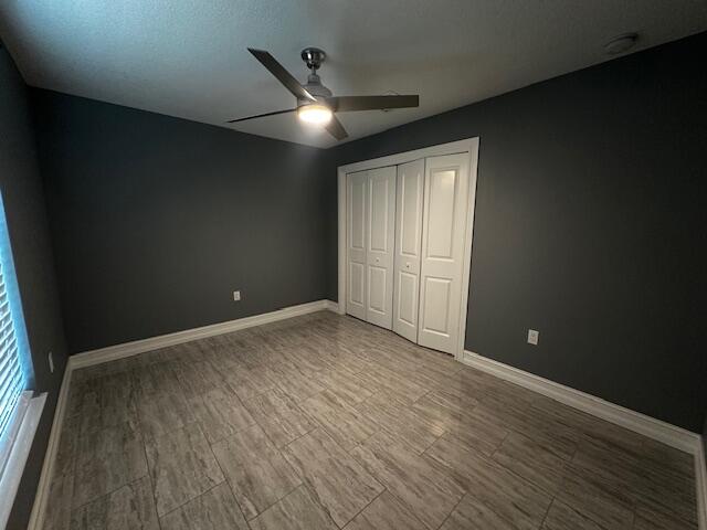 unfurnished bedroom featuring a closet and ceiling fan