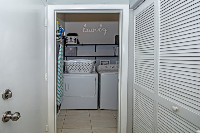 laundry room featuring light tile patterned floors and independent washer and dryer