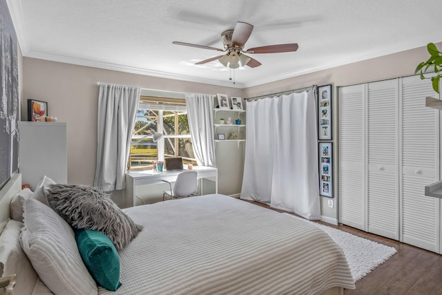 bedroom with hardwood / wood-style floors, a textured ceiling, ceiling fan, and ornamental molding