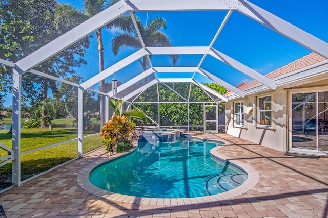 view of swimming pool with a lanai, an in ground hot tub, a lawn, and a patio