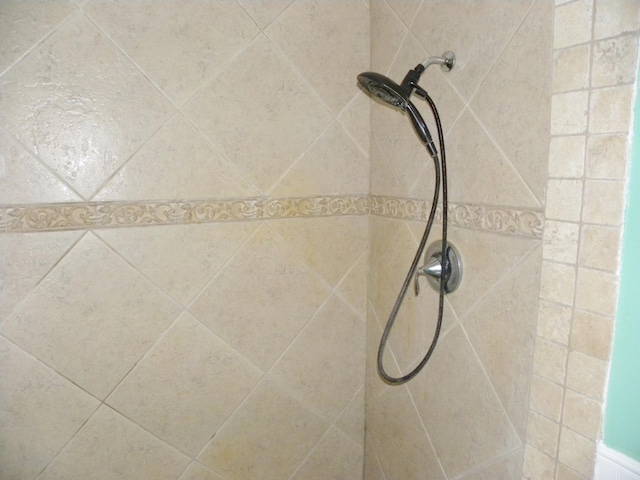 interior details with a tile shower