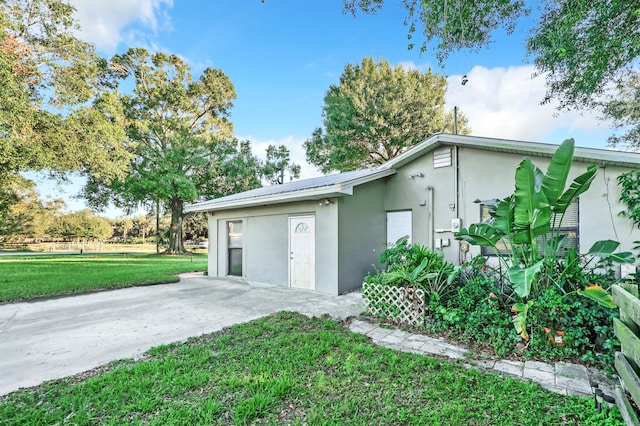 garage featuring a lawn