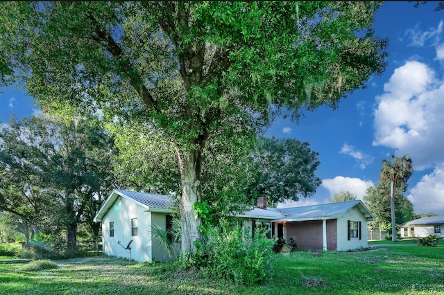 exterior space featuring a front yard