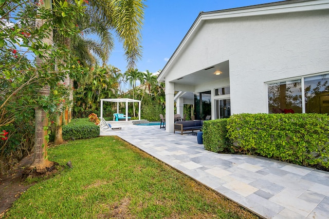 view of yard featuring a patio area