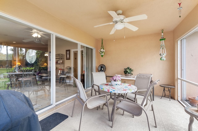 sunroom with ceiling fan