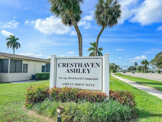 community / neighborhood sign featuring a lawn