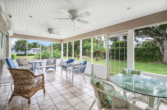 sunroom / solarium with ceiling fan