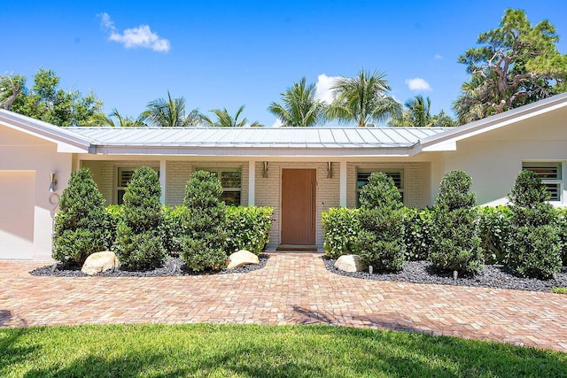 view of front of property featuring a garage