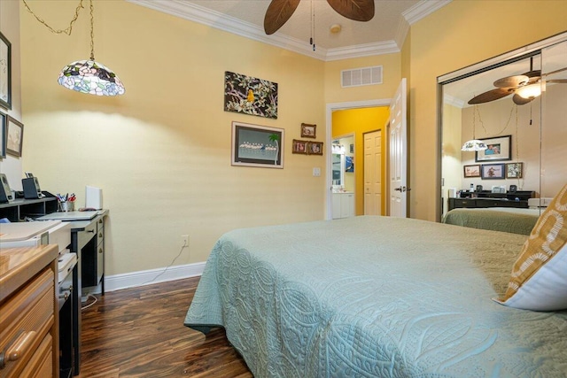 bedroom featuring dark wood-type flooring, a closet, crown molding, and ceiling fan