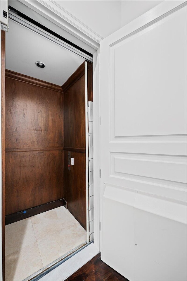 room details with elevator