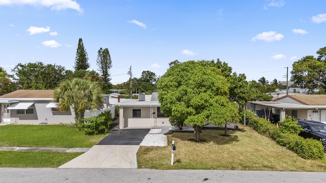 view of front facade with a front yard