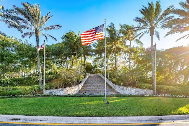 view of property's community featuring a yard