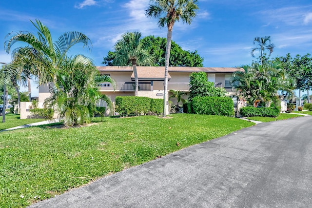 view of front of property featuring a front yard