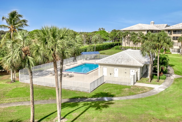 view of swimming pool featuring a yard