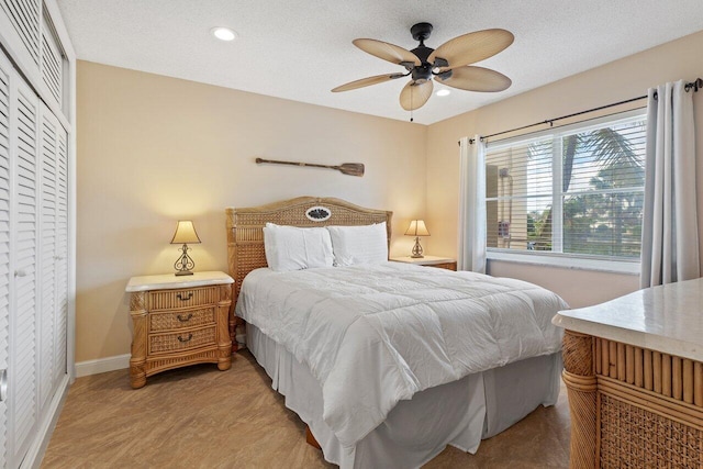 bedroom with ceiling fan, a textured ceiling, and a closet