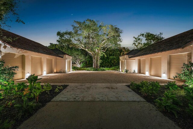 view of yard at dusk