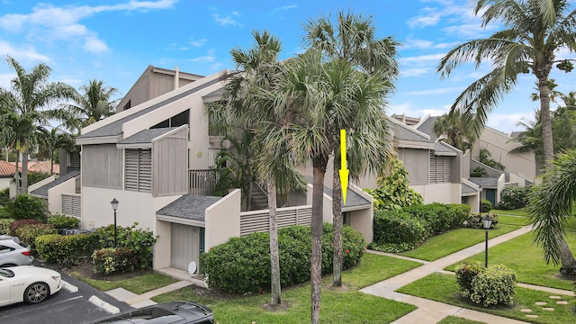 view of front of property featuring a front yard