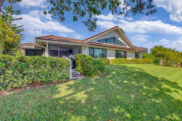 view of front facade featuring ceiling fan and a front lawn