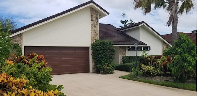 view of front of property featuring a garage and a front lawn