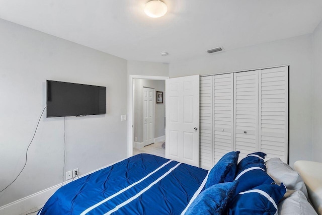 bedroom featuring a closet