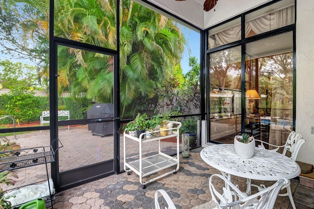 sunroom with ceiling fan