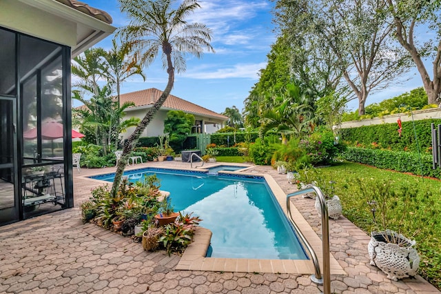 view of pool featuring an in ground hot tub