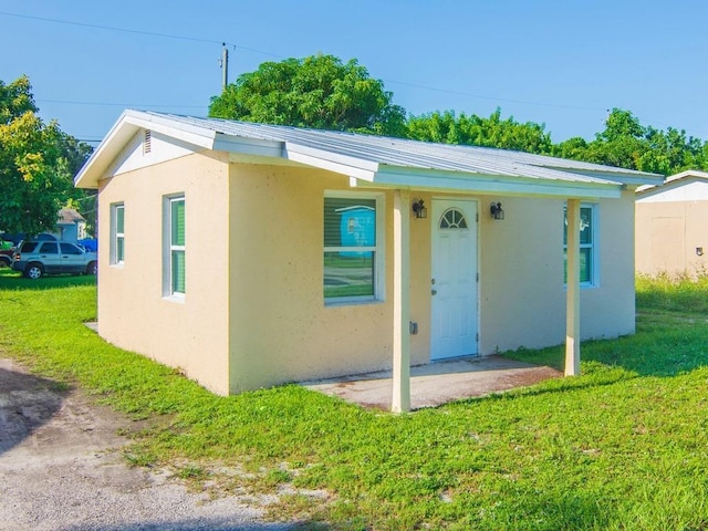 view of front of home featuring a front yard