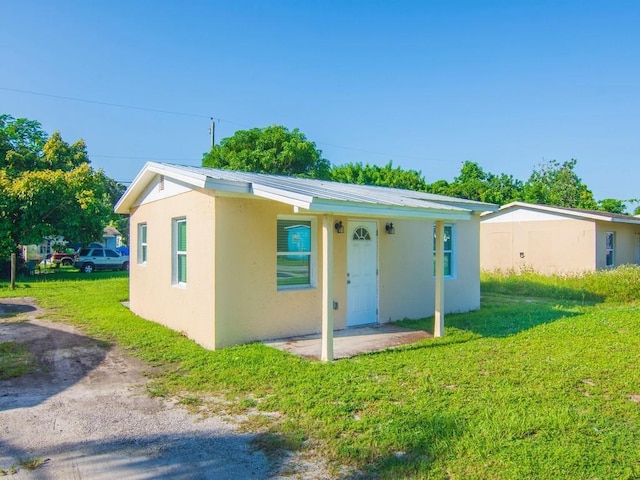 view of front facade with a front yard