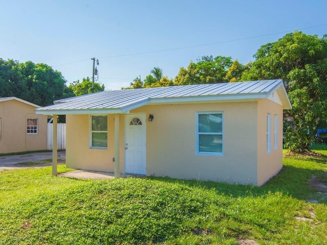 view of front of property with a front lawn