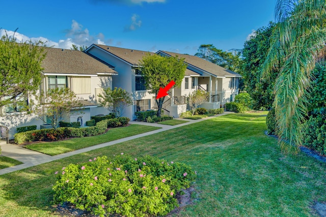 view of front of property featuring a front lawn