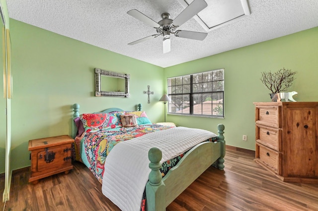 bedroom featuring a textured ceiling, dark hardwood / wood-style floors, and ceiling fan