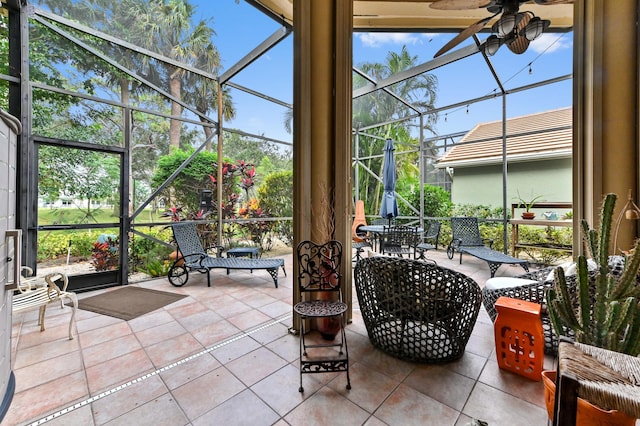 sunroom with ceiling fan