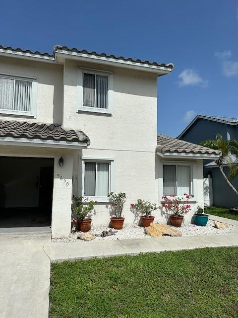 view of front property featuring a garage and a front yard