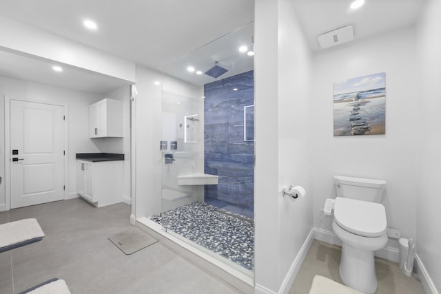 bathroom with toilet and tiled shower