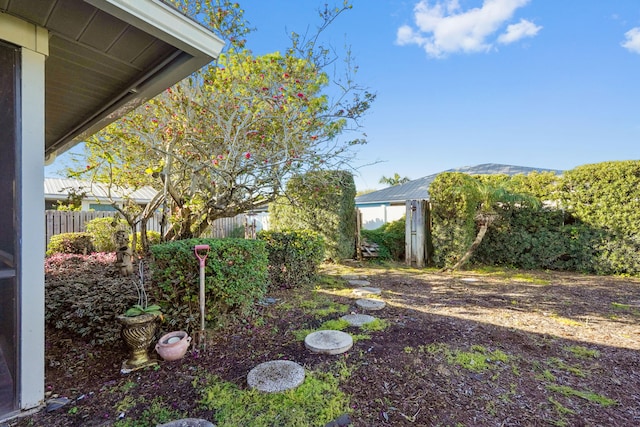 view of yard featuring a mountain view